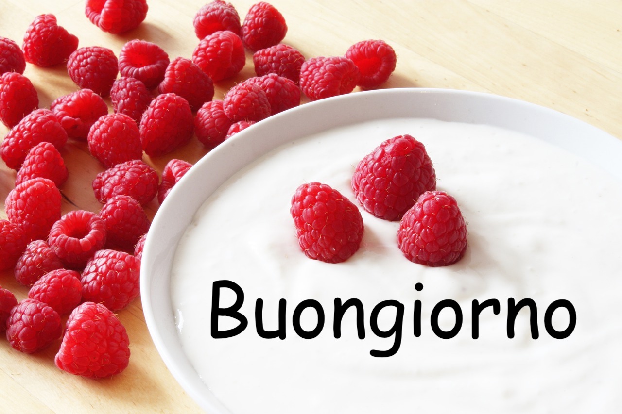  foto buongiorno estate fresca con yogurt e lamponi